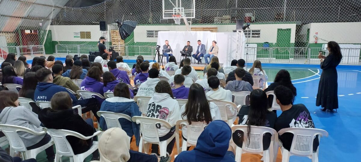 Presidente do Observatório Social do Brasil palestra para alunos da Escola Princesa Isabel 2 Presidente do Observatório Social do Brasil palestra para alunos da Escola Princesa Isabel