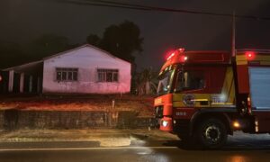 Corpo de Bombeiros combate incêndio em residência na Rua José Cechinel