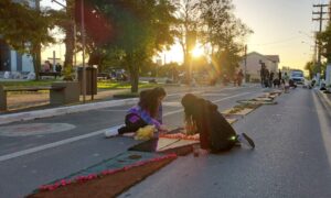 Voluntários confeccionam tapetes para o Corpus Christi em Morro da Fumaça (Fotos)