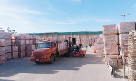 Sindicer de Morro da Fumaça envia 120 toneladas de material cerâmico para reconstrução do RS