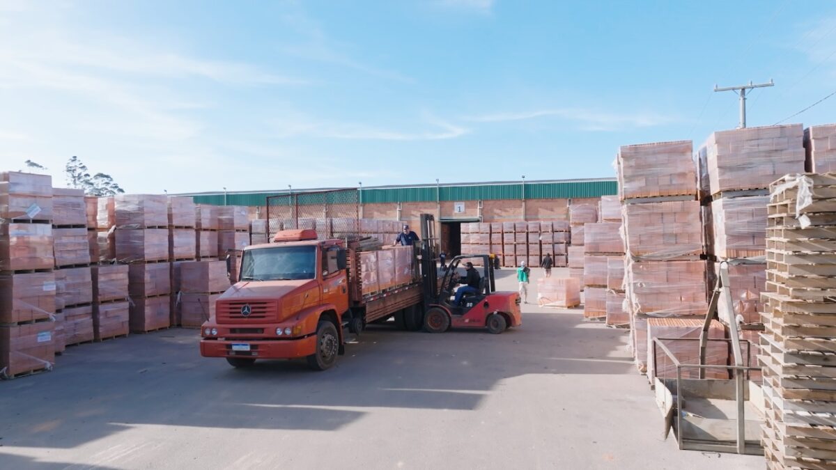 Sindicer de Morro da Fumaça envia 120 toneladas de material cerâmico para reconstrução do RS