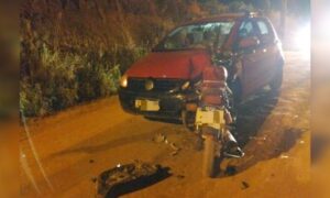 Acidente entre carro e moto deixa adolescente ferido