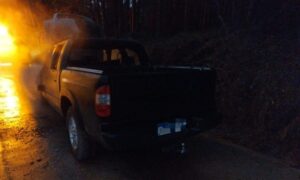 Bombeiros de Morro da Fumaça controlam incêndio em veículo no Rio Vargedo