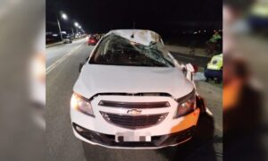 Bombeiros socorrem homem que capotou veículo após colisão na SC-443