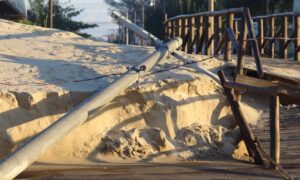 Moradores e veranistas do Balneário Esplanada aguardam manutenção da passarela norte