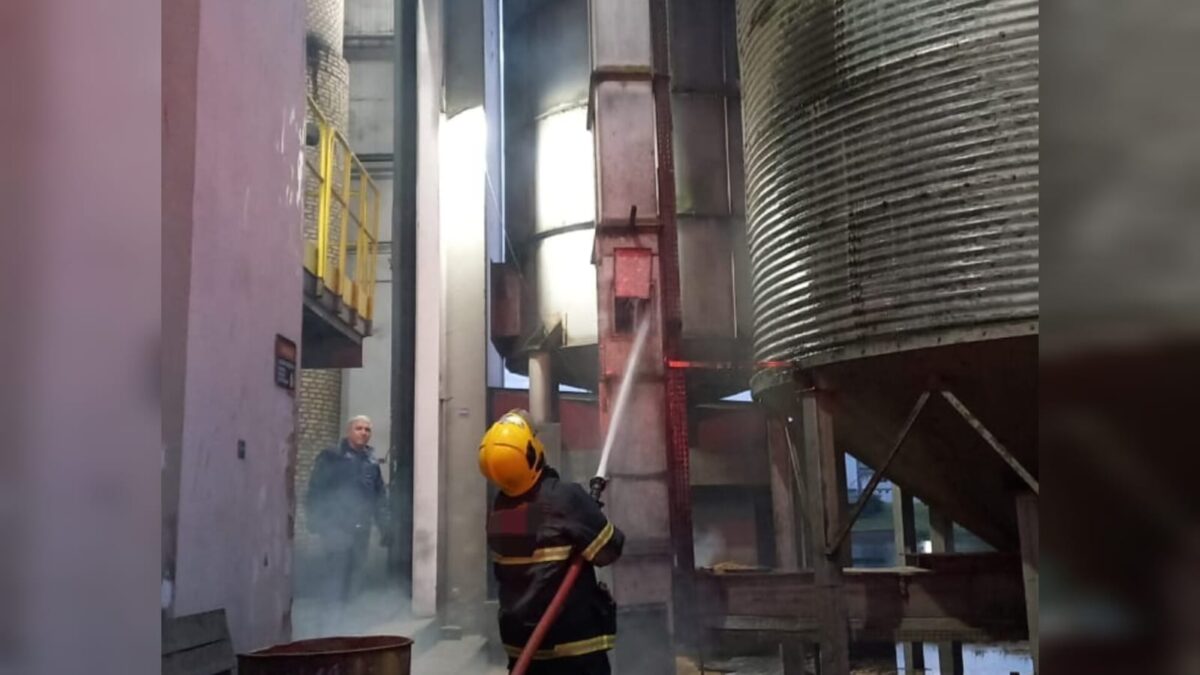 Princípio de incêndio em silo de arroz mobiliza Corpo de Bombeiros