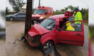 Bombeiros de Morro da Fumaça socorrem motorista que colidiu em poste