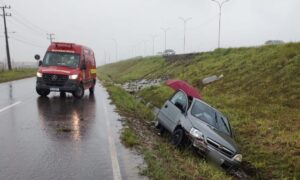Bombeiros socorrem vítima de acidente na BR-101