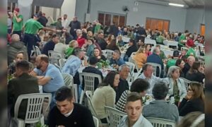 Festeiros comemoram sucesso de jantar dançante da Paróquia Santa Catarina de Alexandria