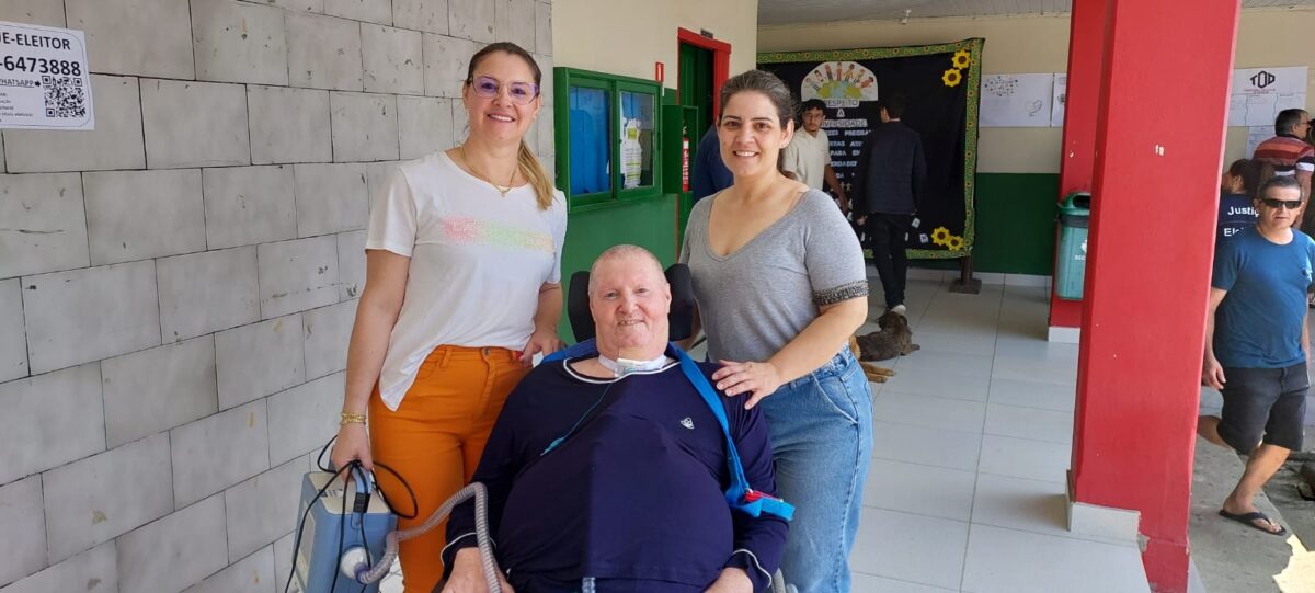 Ex-vereador Ademar Bertan comparece para votar apesar dos desafios de saúde