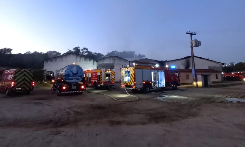 Bombeiros controlam fogo em indústria de Sangão