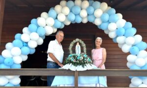 Com testemunhos de fé, moradores do Bairro Bortolatto celebram missa em honra a Nossa Senhora de Lourdes