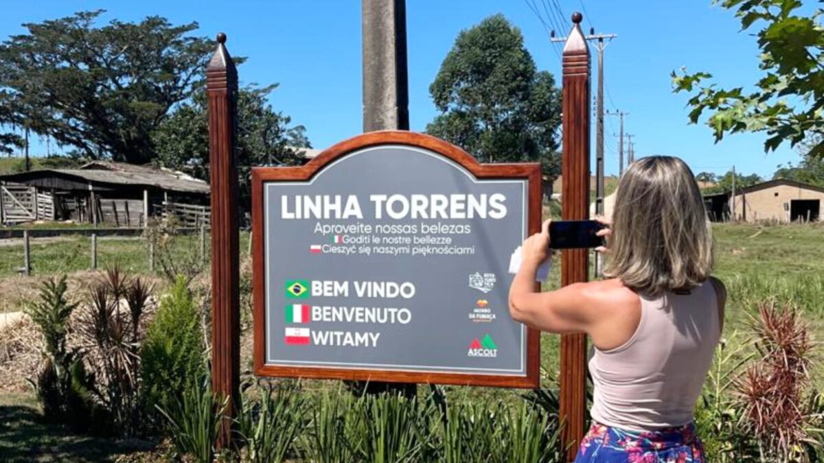 Linha Torrens valoriza a cultura local com nova placa de boas-vindas