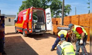Homem fica ferido após cair de carreta no Bairro Naspolini
