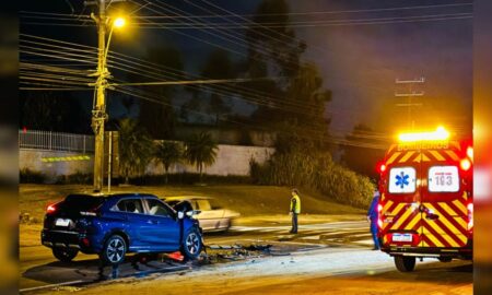Carro colide na traseira de carreta na SC-443 no Bairro Barracão