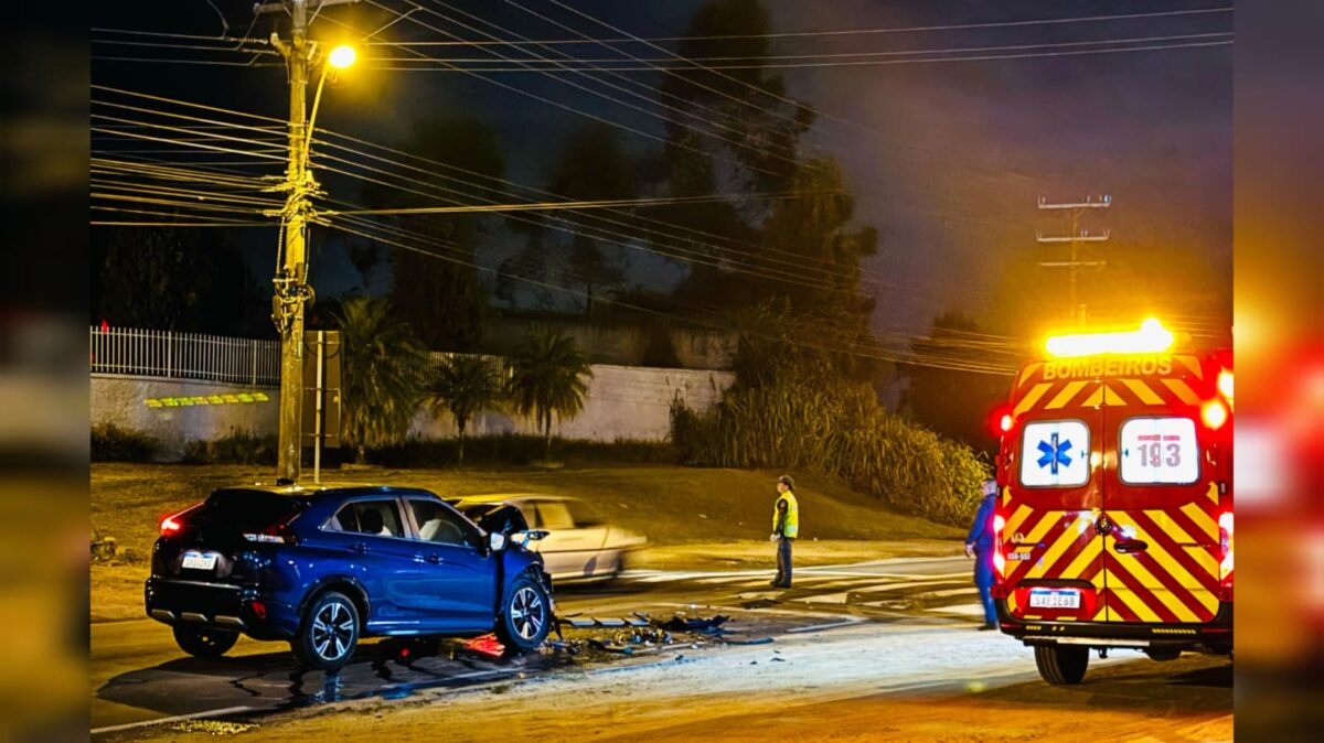 Carro colide na traseira de carreta na SC-443 no Bairro Barracão