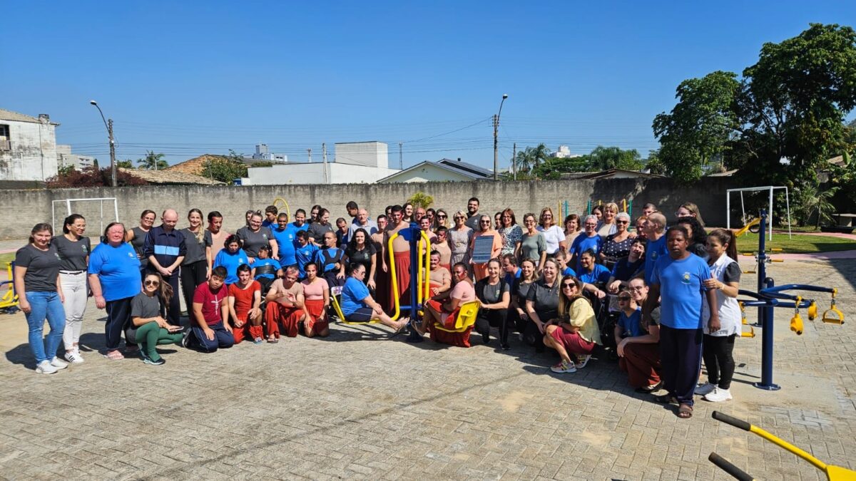 Alice Kuerten visita APAE de Morro da Fumaça e entrega aparelhos de academia ao ar livre