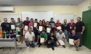 Cermoful entrega certificados de curso de capacitação profissional para instalação de ar-condicionado