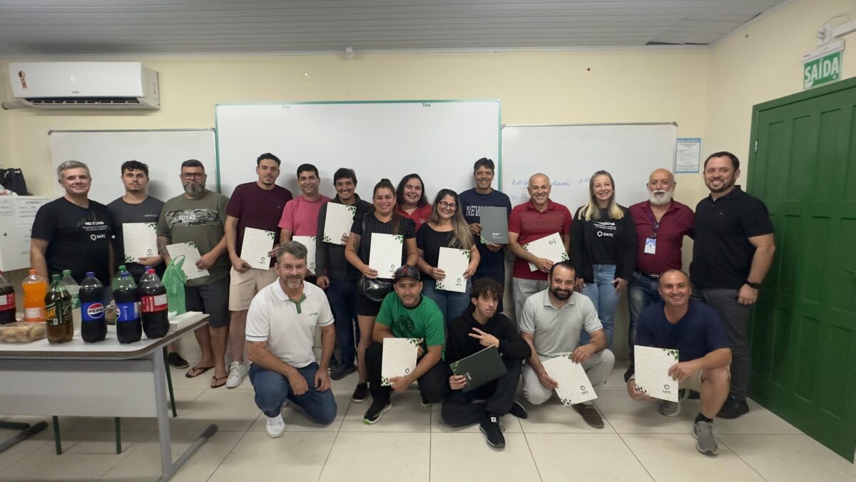 Cermoful entrega certificados de curso de capacitação profissional para instalação de ar-condicionado