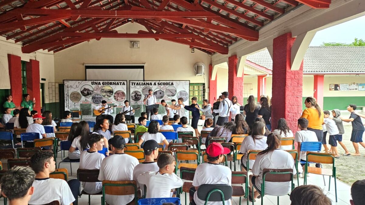 Projeto “Una Giornata Italiana a Scuola” anima alunos da Escola Princesa Isabel com música e tradição