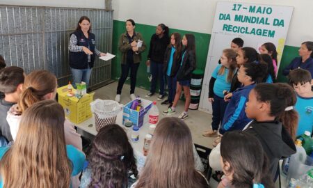 Estudantes de Morro da Fumaça aprendem sobre reciclagem em visita ao Centro de Triagem do município