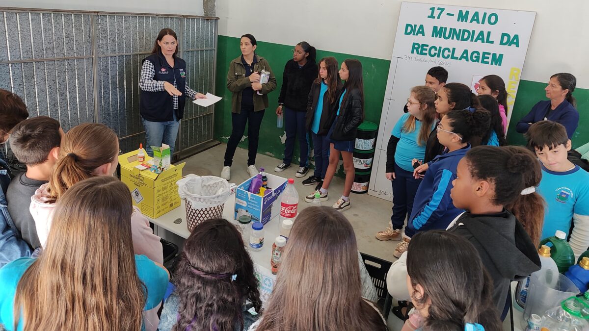 Estudantes de Morro da Fumaça aprendem sobre reciclagem em visita ao Centro de Triagem do município