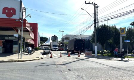 Rua 15 de Novembro interditada para montagem de estruturas da Maggiofest