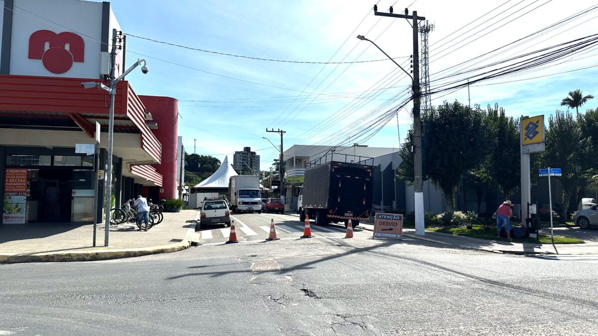 Rua 15 de Novembro interditada para montagem de estruturas da Maggiofest