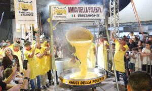 Tombo da polenta marca abertura oficial da 13ª Maggiofest em Morro da Fumaça