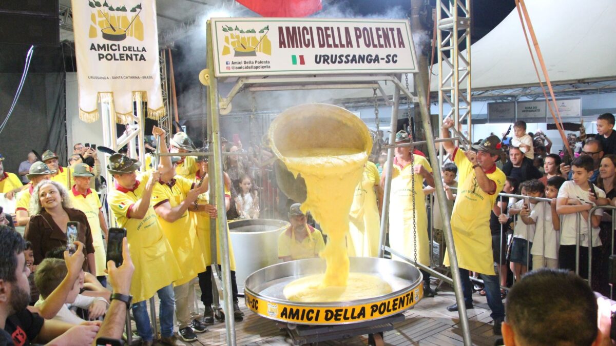 Tombo da polenta marca abertura oficial da 13ª Maggiofest em Morro da Fumaça