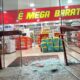 Criminoso quebra porta de vidro e furta R$ 600 de farmácia