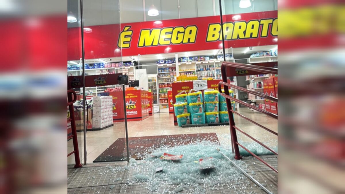 Criminoso quebra porta de vidro e furta R$ 600 de farmácia