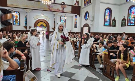 Missa com as Crianças reúne fiéis e tem homenagem à Nossa Senhora