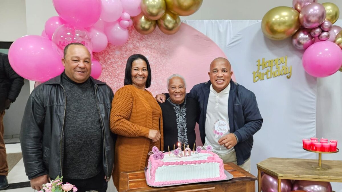 Em meio a campanha por novo lar, Dona Tití é surpreendida com festa de 80 anos