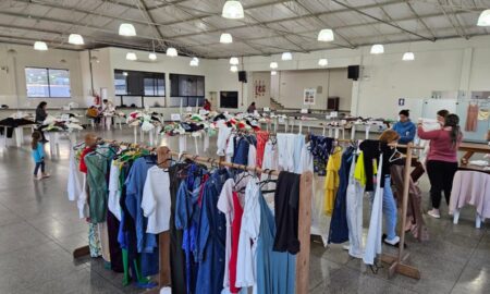 Última oportunidade para comprar roupas a preços populares no Bazar de Cáritas