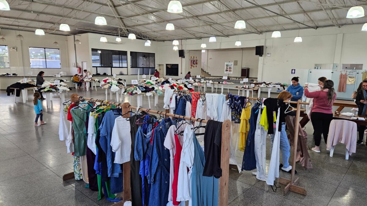 Última oportunidade para comprar roupas a preços populares no Bazar de Cáritas