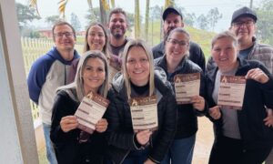 Comissão de festeiros de Linha Torrens entrega programação da festa em honra a Nossa Senhora do Carmo