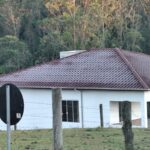 Geada cobre carros na madrugada desta quarta-feira (25) em Morro da Fumaça