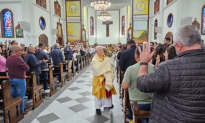 Sem confecção de tapetes, Missa de Corpus Christi é celebrada na Matriz São Roque