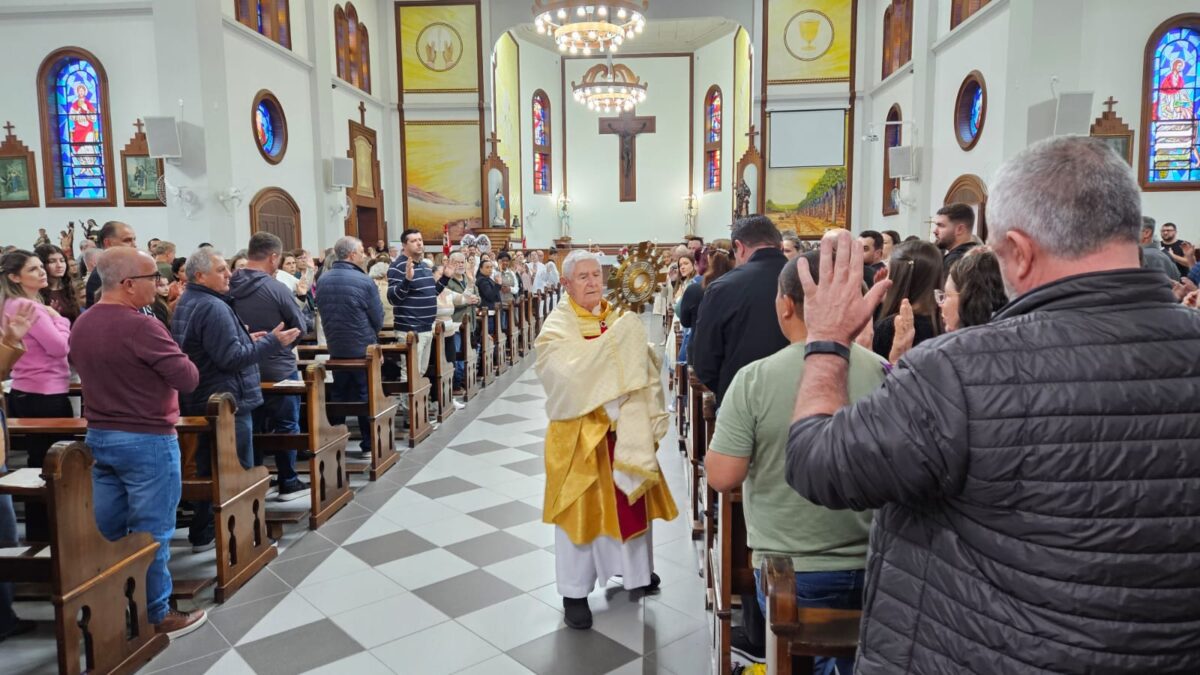 Sem confecção de tapetes, Missa de Corpus Christi é celebrada na Matriz São Roque