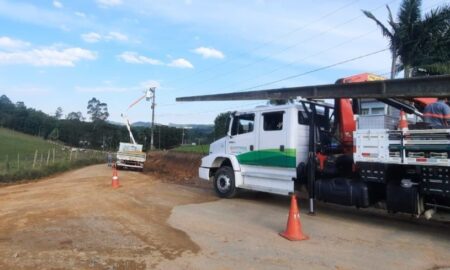 Cermoful realiza deslocamento de rede elétrica em Rio Comprudente para obra de asfaltamento