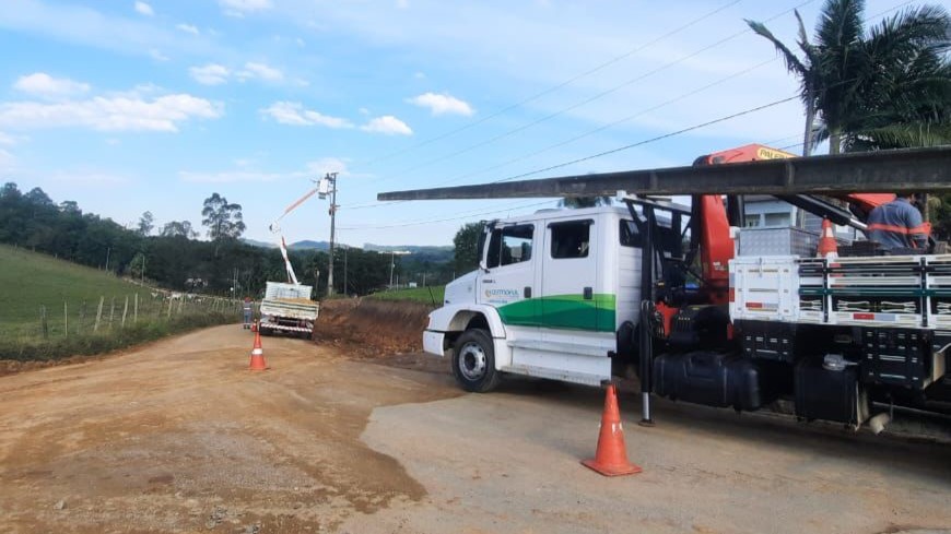 Cermoful realiza deslocamento de rede elétrica em Rio Comprudente para obra de asfaltamento
