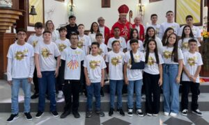 Missa de Crisma reúne mais de 130 jovens na Igreja Matriz São Roque
