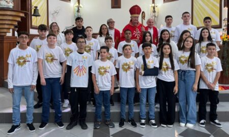 Missa de Crisma reúne mais de 130 jovens na Igreja Matriz São Roque