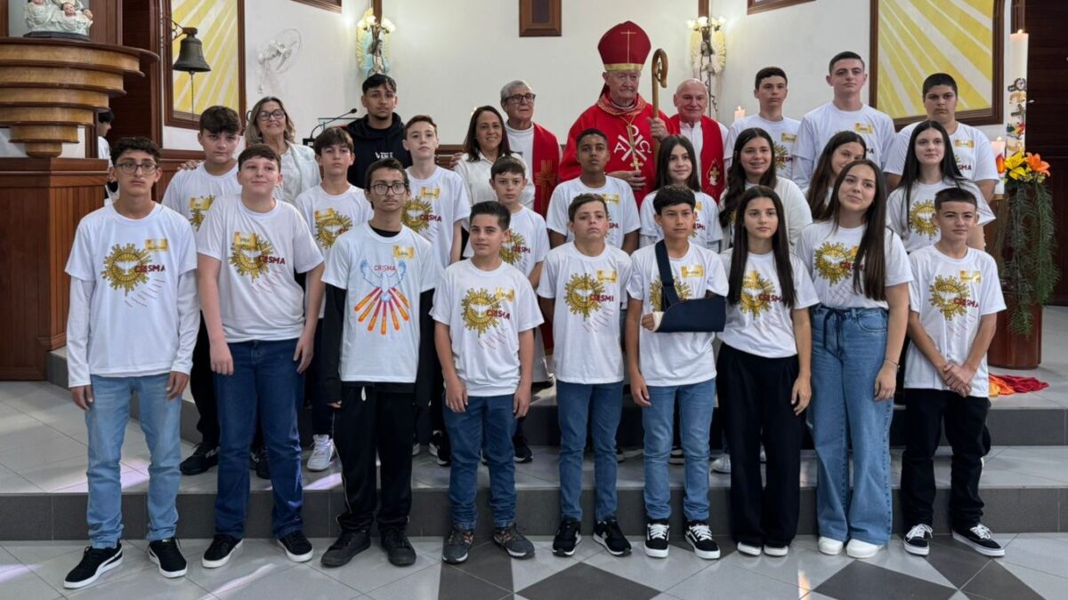 Missa de Crisma reúne mais de 130 jovens na Igreja Matriz São Roque