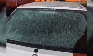 Geada cobre carros na madrugada desta quarta-feira (25) em Morro da Fumaça
