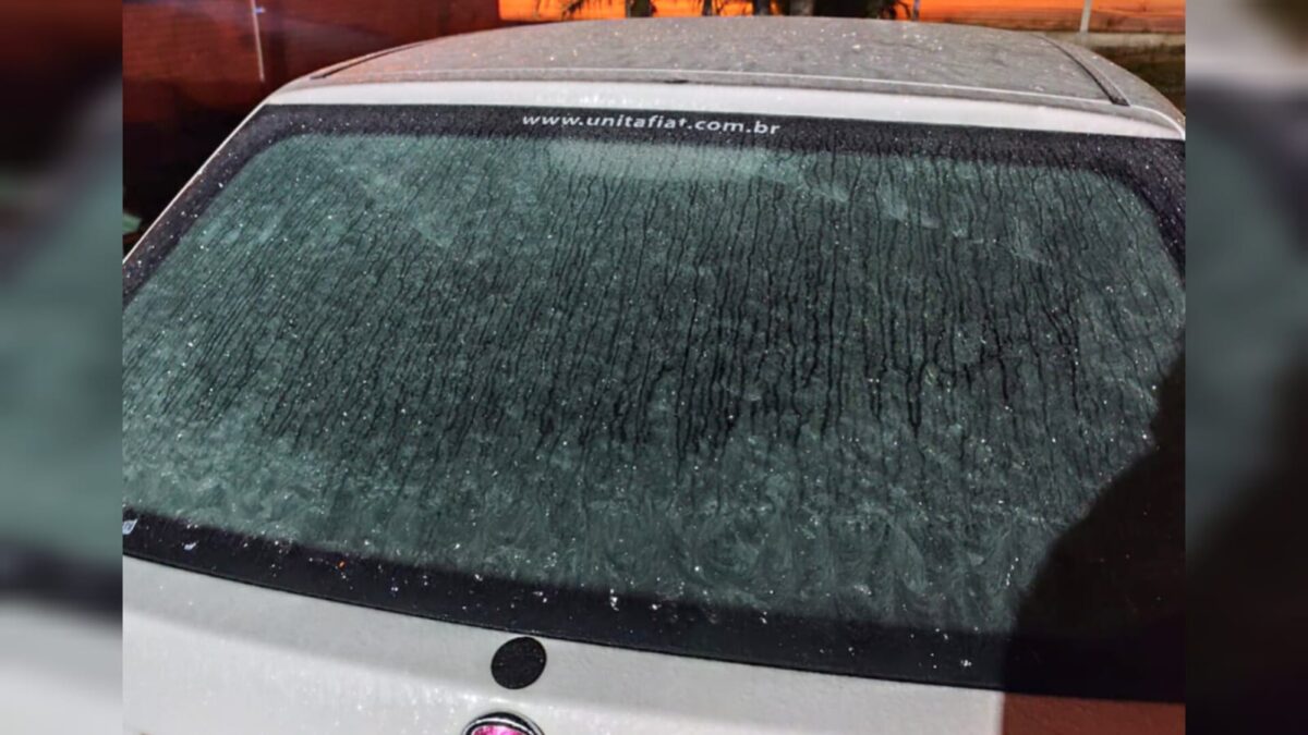 Geada cobre carros na madrugada desta quarta-feira (25) em Morro da Fumaça