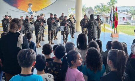 Aproximando comunidade escolar e Exército Brasileiro, banda do 28º GAC se apresenta em Morro da Fumaça