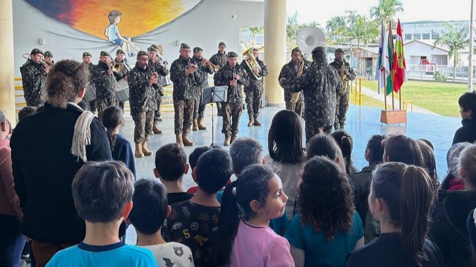 Aproximando comunidade escolar e Exército Brasileiro, banda do 28º GAC se apresenta em Morro da Fumaça