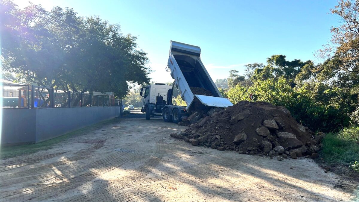 Melhorando o acesso ao CEI Honorata, Governo fumacense dá início a pavimentação da rua Lina Cechinel Vasconcelos